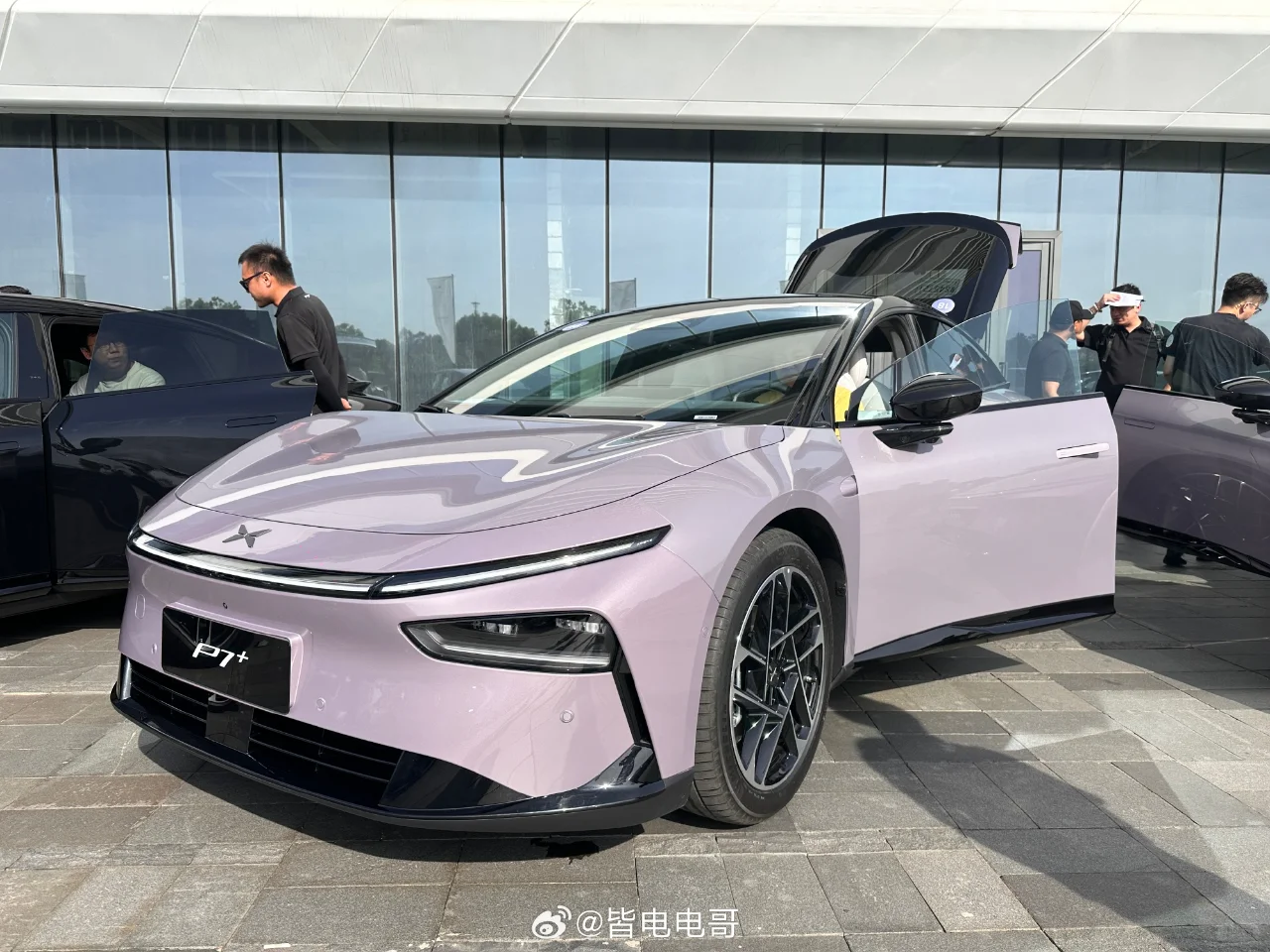 试驾小鹏P7+！现场光线非常好，实拍全部颜色（新月银 星云白 暗夜黑 ...