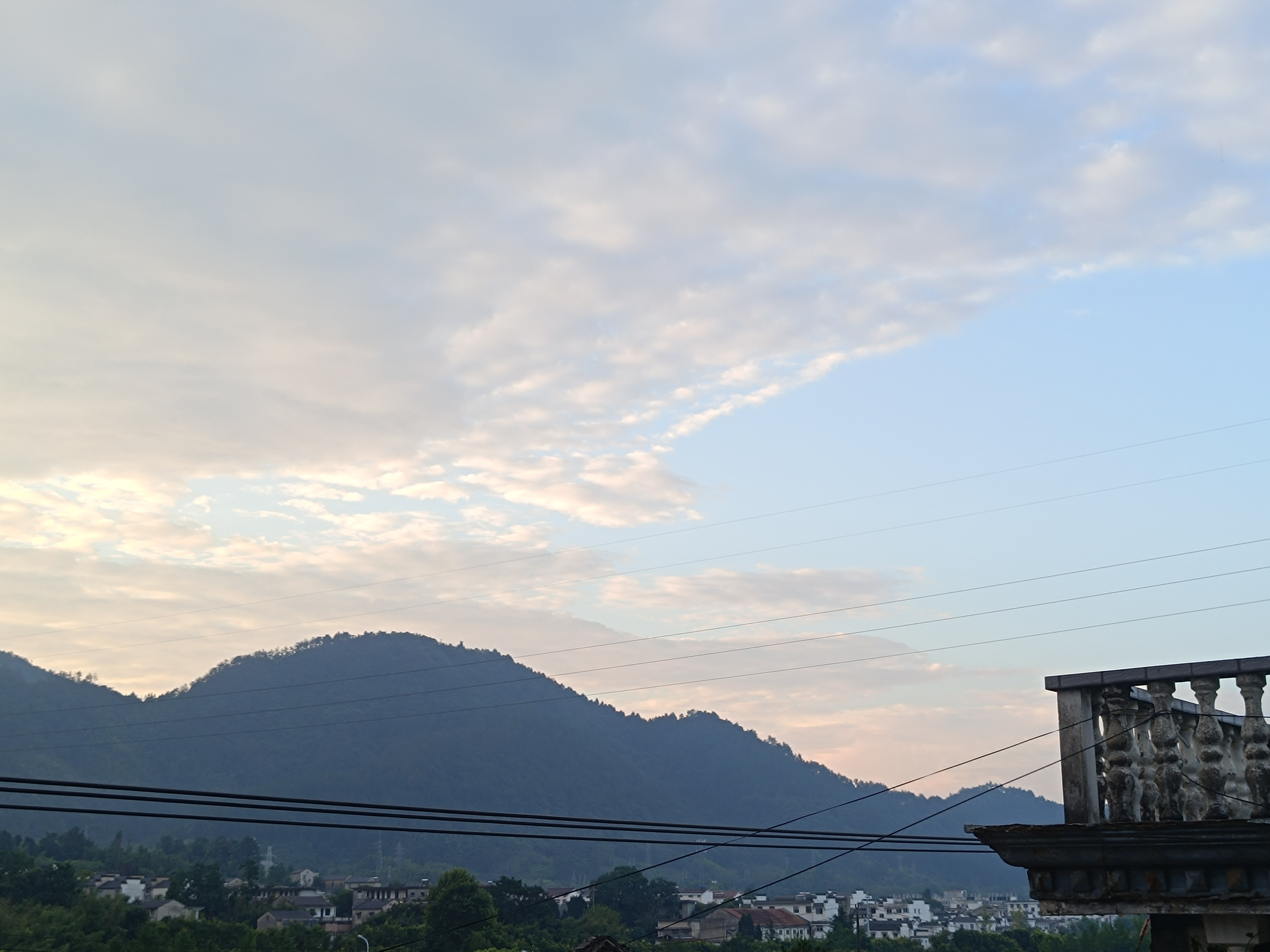醒来第一反应是，不想去医院，妈妈我好了……但额头好像是低烧，其实肺炎我不怕，应该