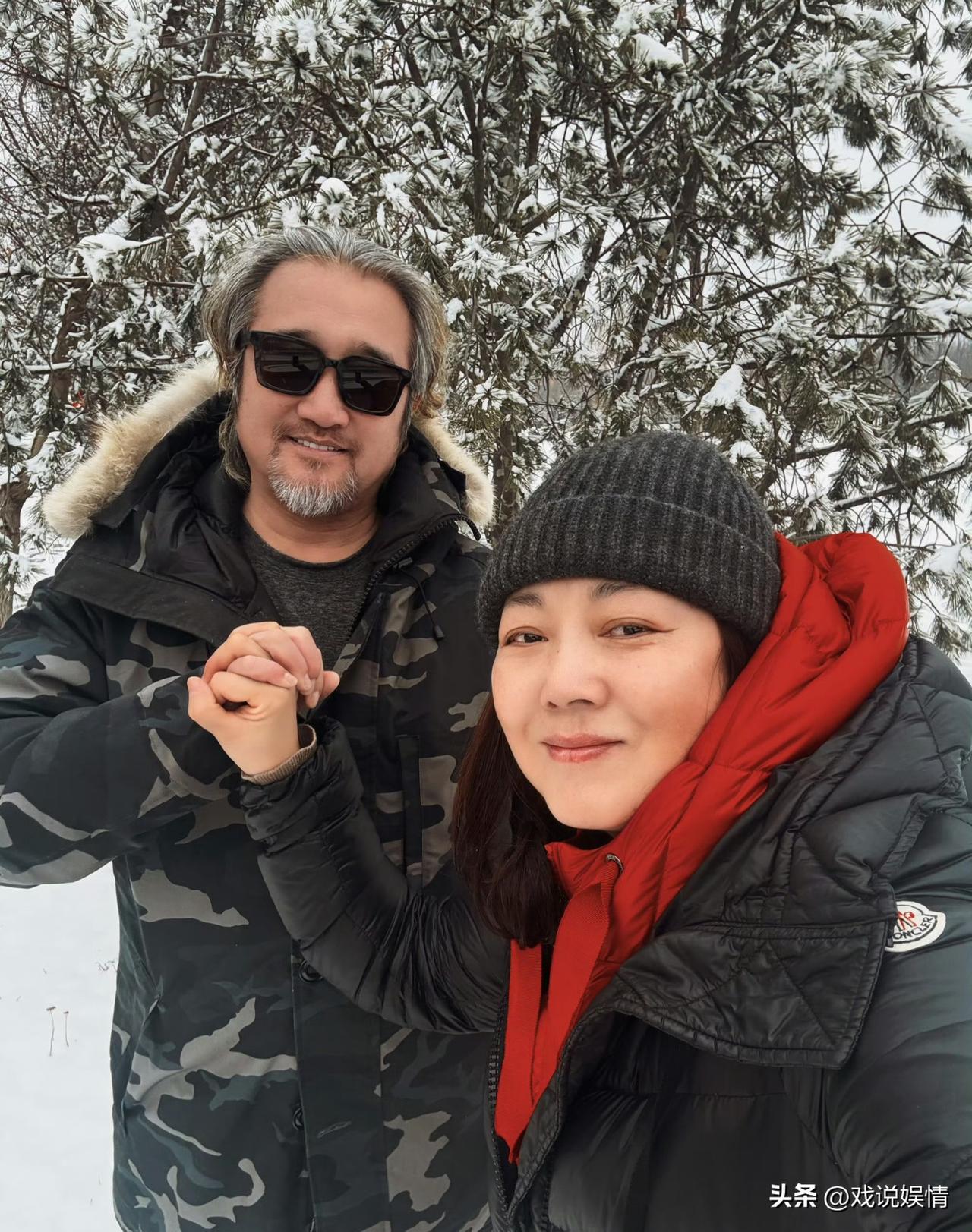 王茜华沈航夫妇雪中甜蜜合影！
3月5日，王茜华晒出一组近照。照片里，她和老公在雪