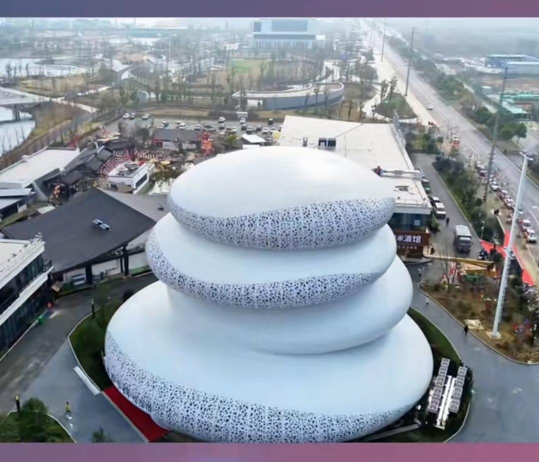 这个绝对是当地的标志性建筑物，地址在湖北孝感市。
当您看它第一眼时必然印象深刻，