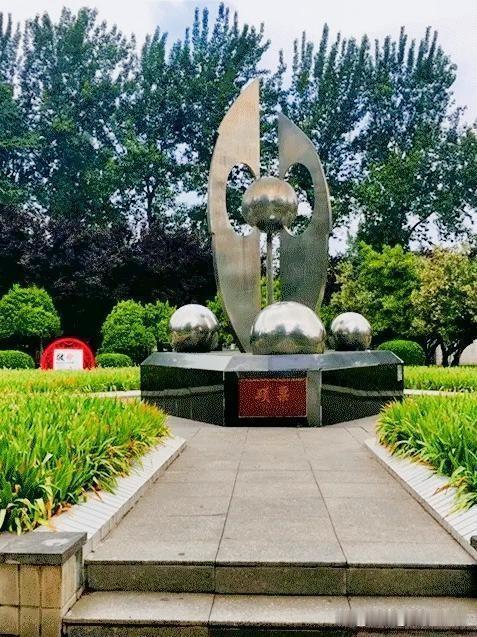 只有拼搏才能实现梦想，为了目标努力是唯一的路。