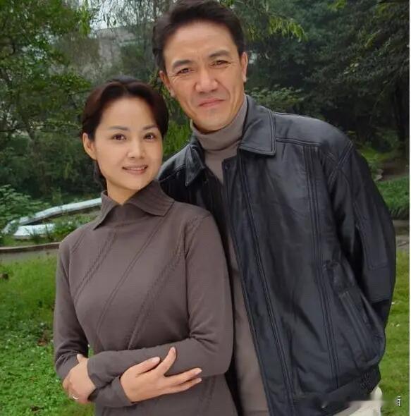 论资历，茹萍走红时，李幼斌还是一个默默无闻的男演员，但后来茹萍拍的戏减少了，就慢