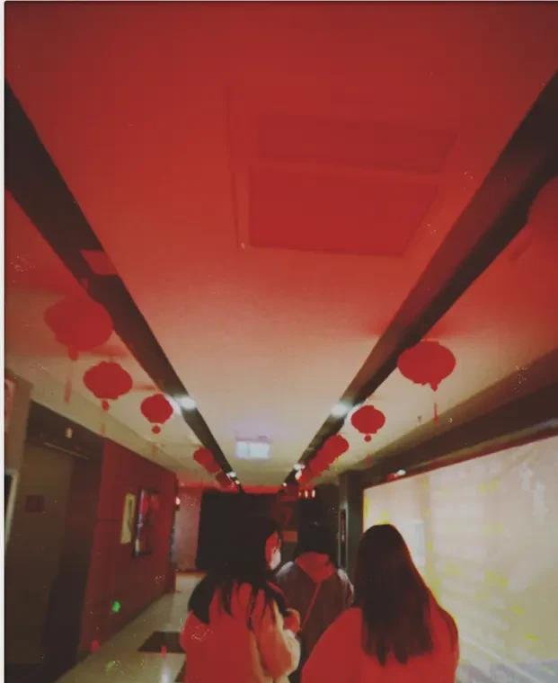 五冠赛车手蹲在地摊卖蛋炒饭，头盔当锅架，有人出500买他的破手套。
他以前踩油门