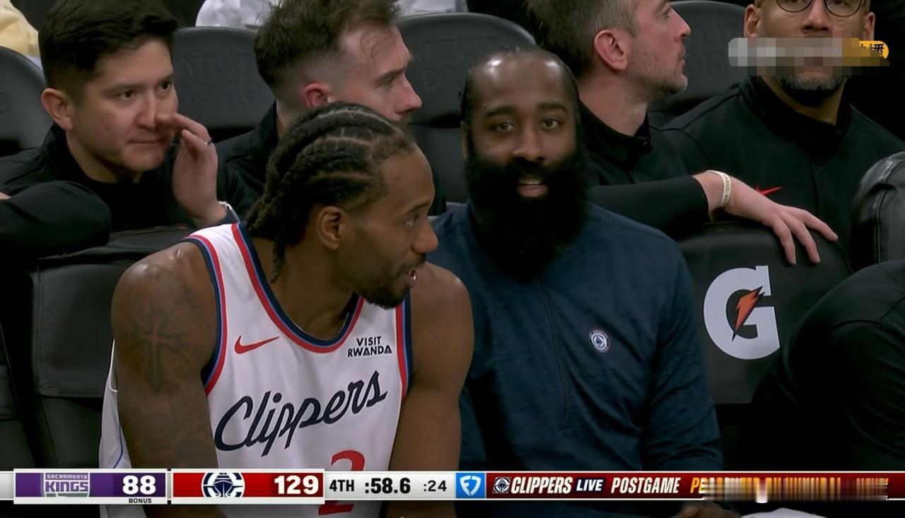 快船双星哈登和伦纳德真是喜笑颜开！在今天快船主场迎战国王的比赛中，当时比赛进行到