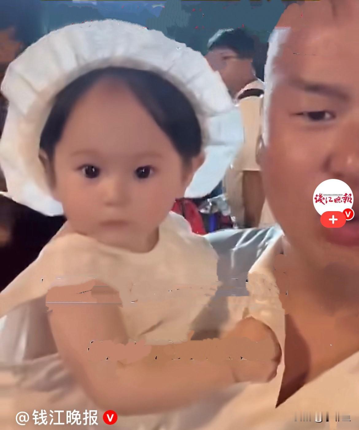 哈哈，第一次见买瓜把亲孩子忘在水果摊的……
近日河北，一对夫妻带着超可爱的小萌娃