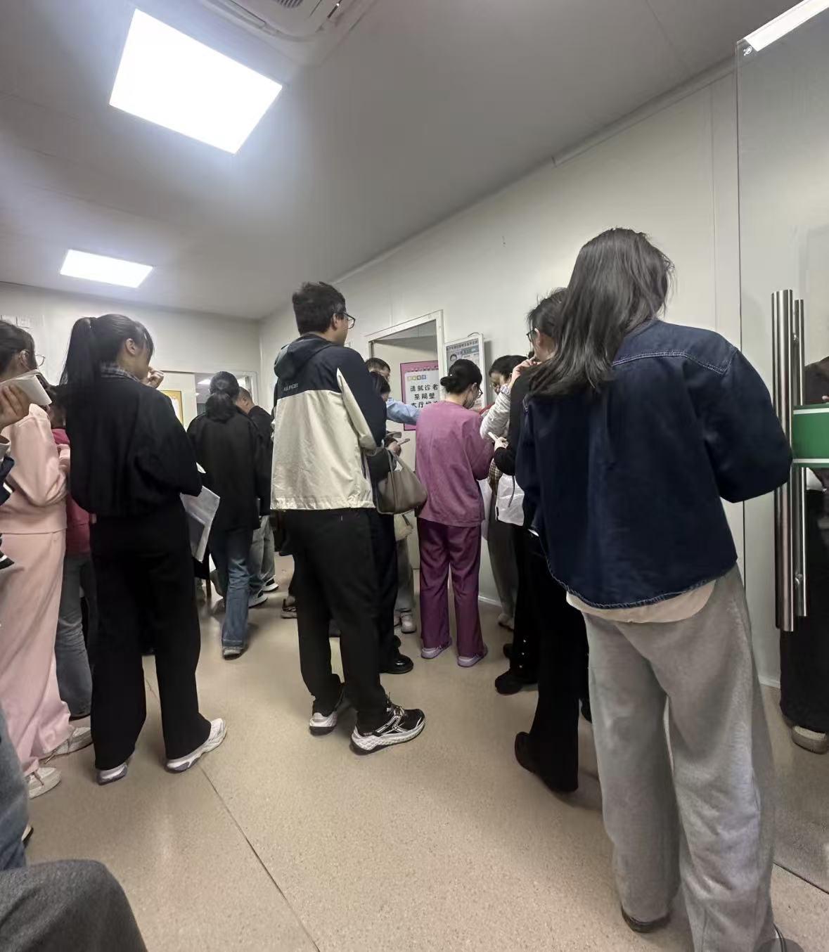 我妈今年办退休，养老金核定表打出来那天，我才知道那句传了多少年的话是错的。
那句