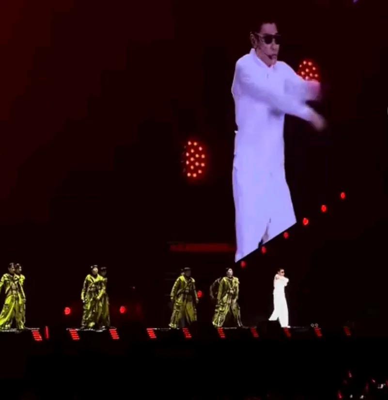 今年的刘德华演唱会场场爆满，可以说是最火爆的演唱会，一票难求，完全超过了张学友演