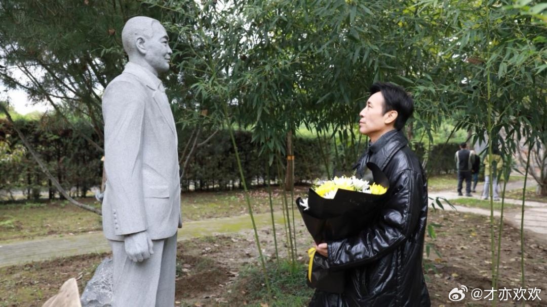 于和伟 英雄的名字应该被知晓红毯采访中被问及潜心打磨角色的初心，于和伟道出一句朴