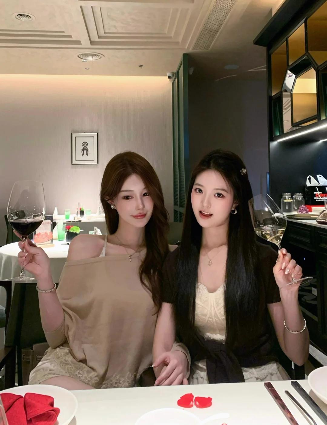 美女会面🥂
妈妈生日去的餐厅😽提前订还会有布置
🎂HDB我最亲爱的妈妈
适