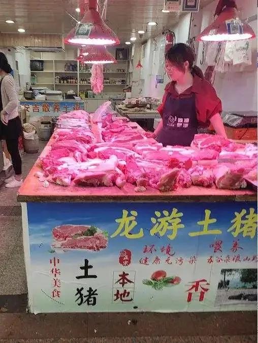 猪肉价格崩了，创历史新低，大家为何都不吃肉了？最新数据显示，猪肉批发价自今年1月