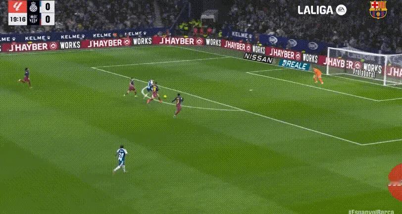 哈哈哈。加西亚将马丁推出去成功封堵对方补射今天凌晨，巴萨在客场2-0力克同城死敌