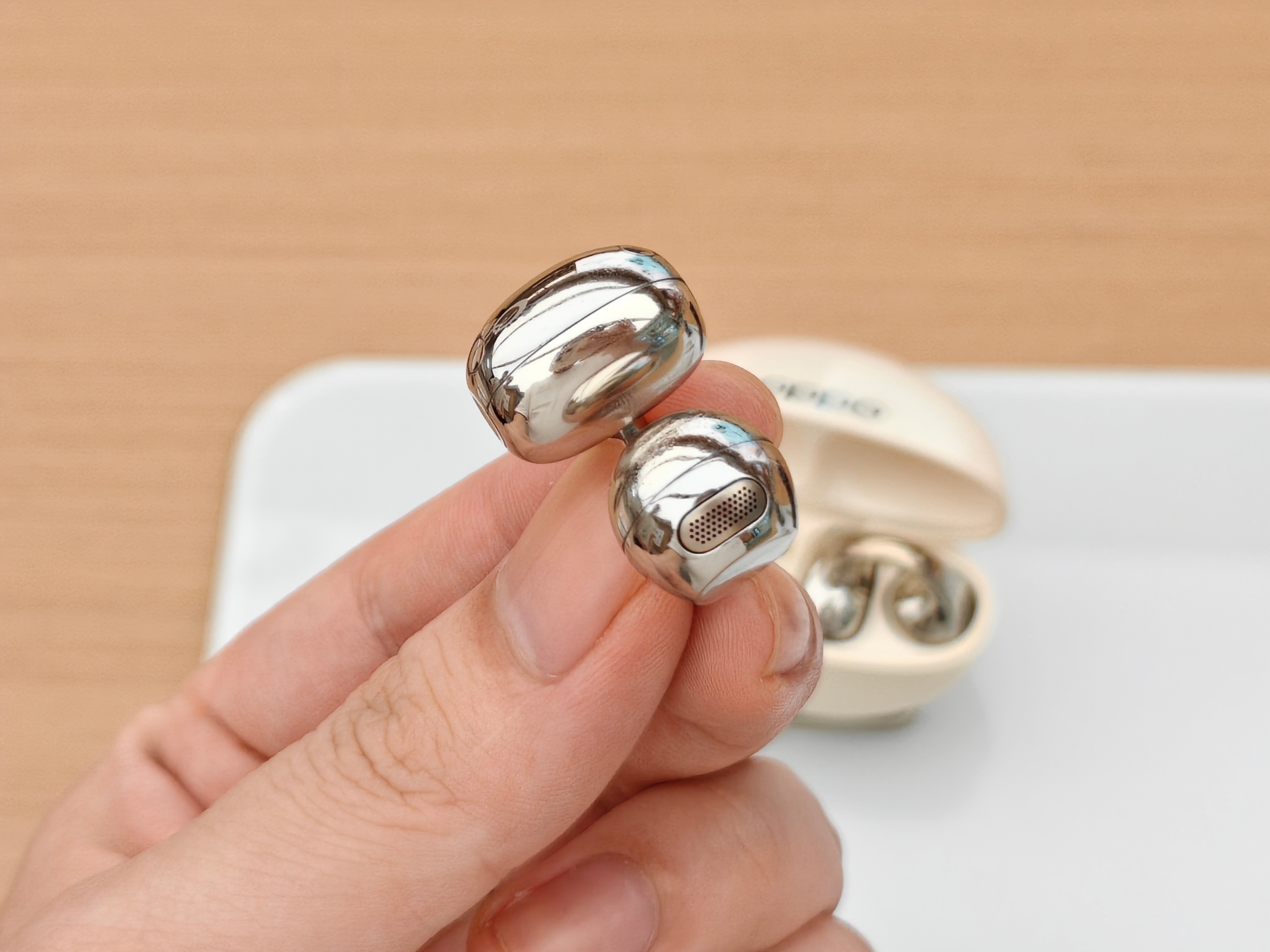 现场听了下，阿 o 的耳机还是一如以前的优秀， 手机买不起，买个耳机得了 