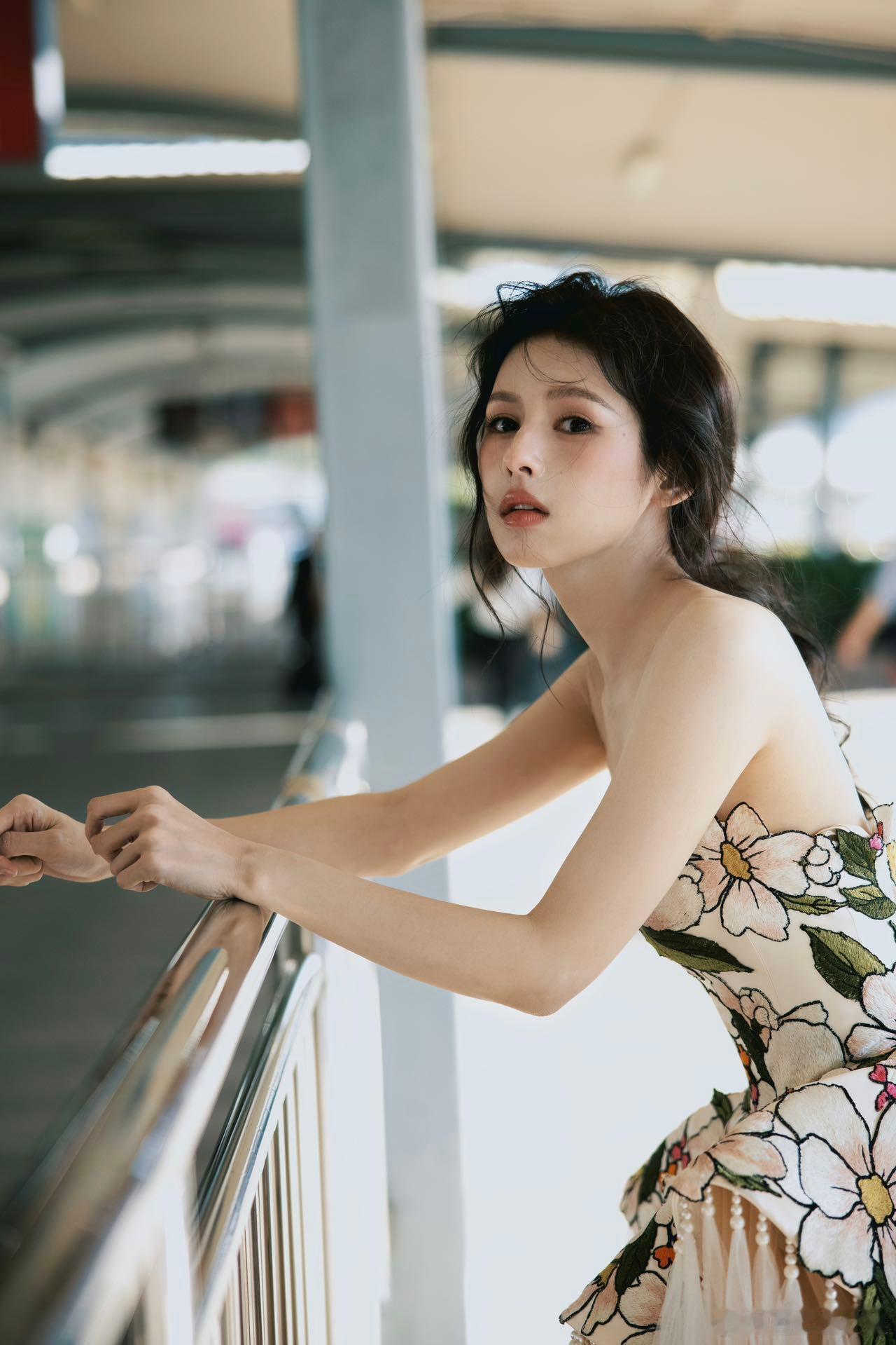 造型师太会选！裸色长裙衬出绝绝子气质，搭配海边场景，浪漫感直接拉满～ 