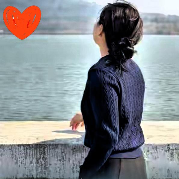 在社会里，
很难有像兄弟姐妹般纯粹的朋友，
人与人之间或多或少都存在利益纠葛。