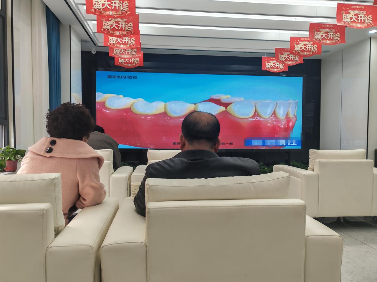 牙齿敏感，得补了。
人家说是刷牙刷坏了，以后得改变刷牙方式。我有点懵，那刷牙不是