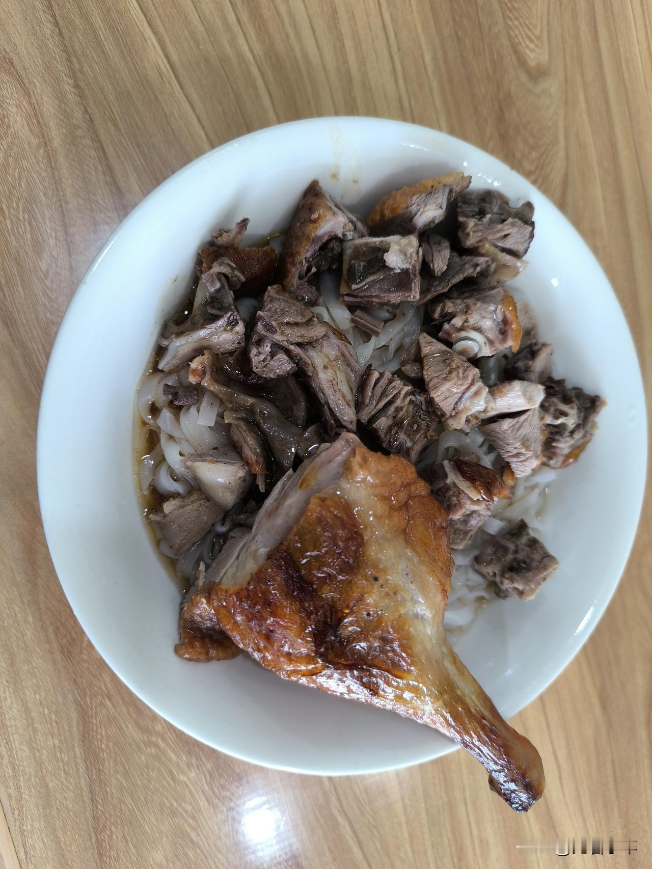 广西的粉千千万万，唯独最爱这碗烧鸭粉！
说到广西的米粉，大家可能最先想到的应该就