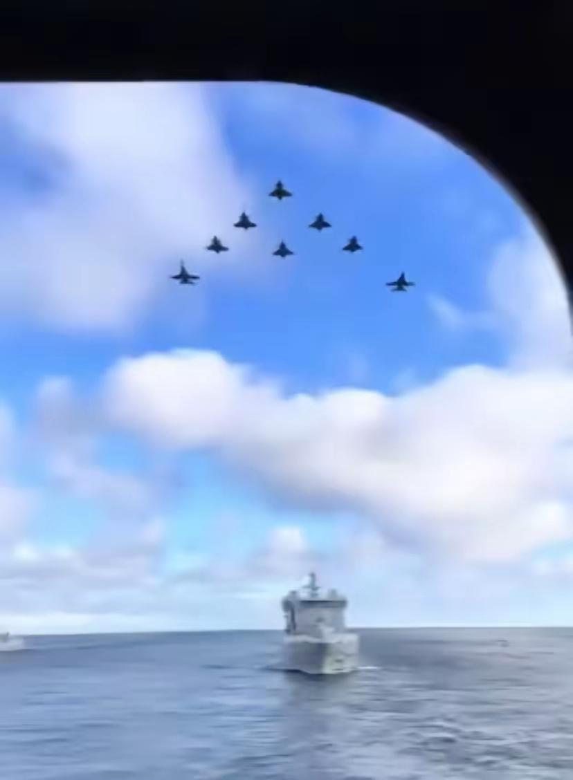 “大批美军机正飞往中东”。

环球时报1月17日援引美媒报道，美军“林肯”号航母