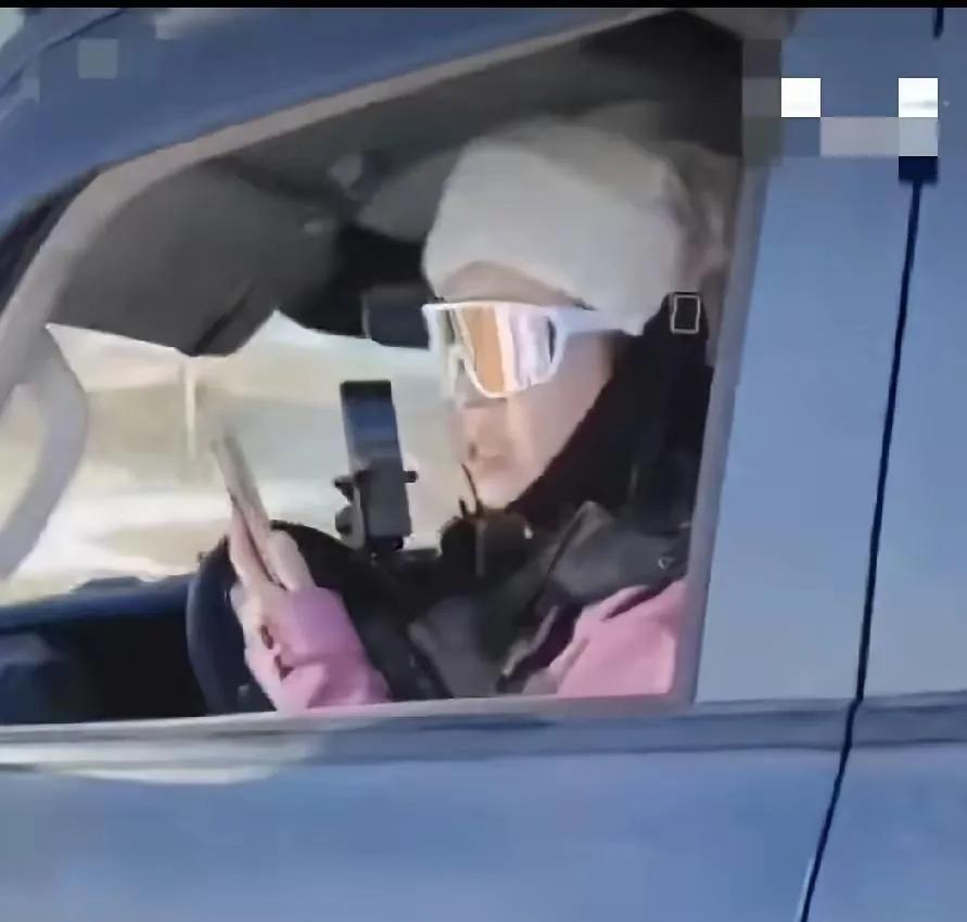 内蒙古icon赤峰有个事儿，说来让人来气。
 
一个女网红开着大越野车icon，