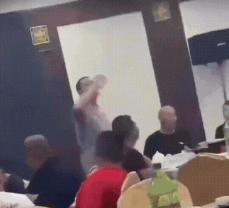 一开始以为是个王者，没想到最后直接被人抬走，咱就说“这B”，非装不可吗？
旁边两