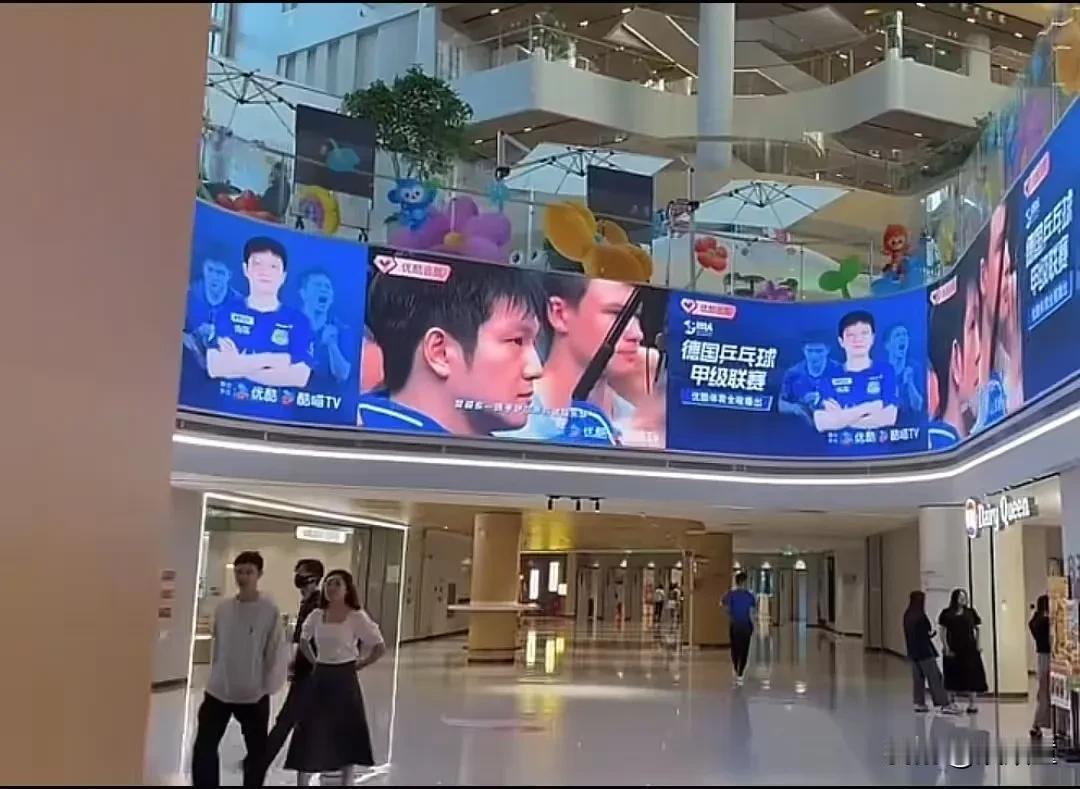 樊振东着实令人惊喜，与之合作的品牌对他的支持，可谓是呵护备至。

先是与之合作代