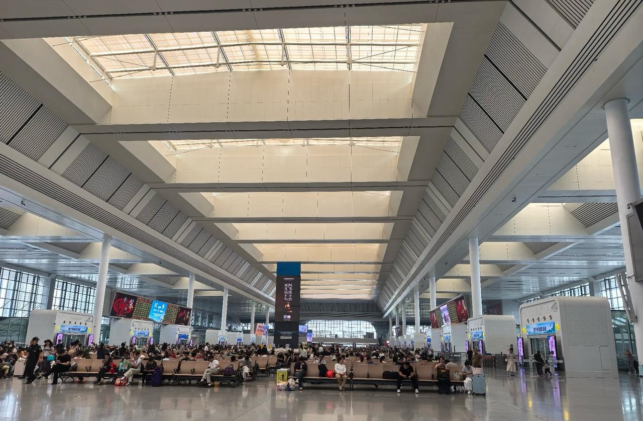 南宁东站大变化

南宁东站现在所有的商店，小吃店全部拆除。现在进站后有某德基、某