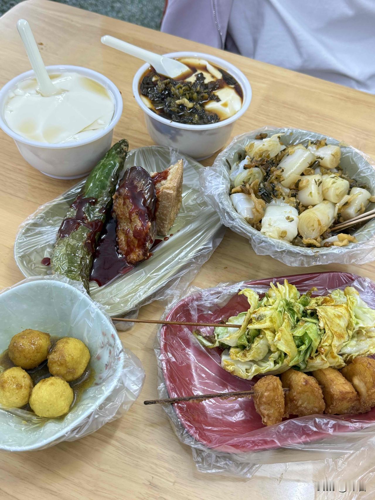 满满一桌地道广东街头小吃，
烟火气十足。

甜嫩顺滑的原味豆花，
搭配咸香入味的