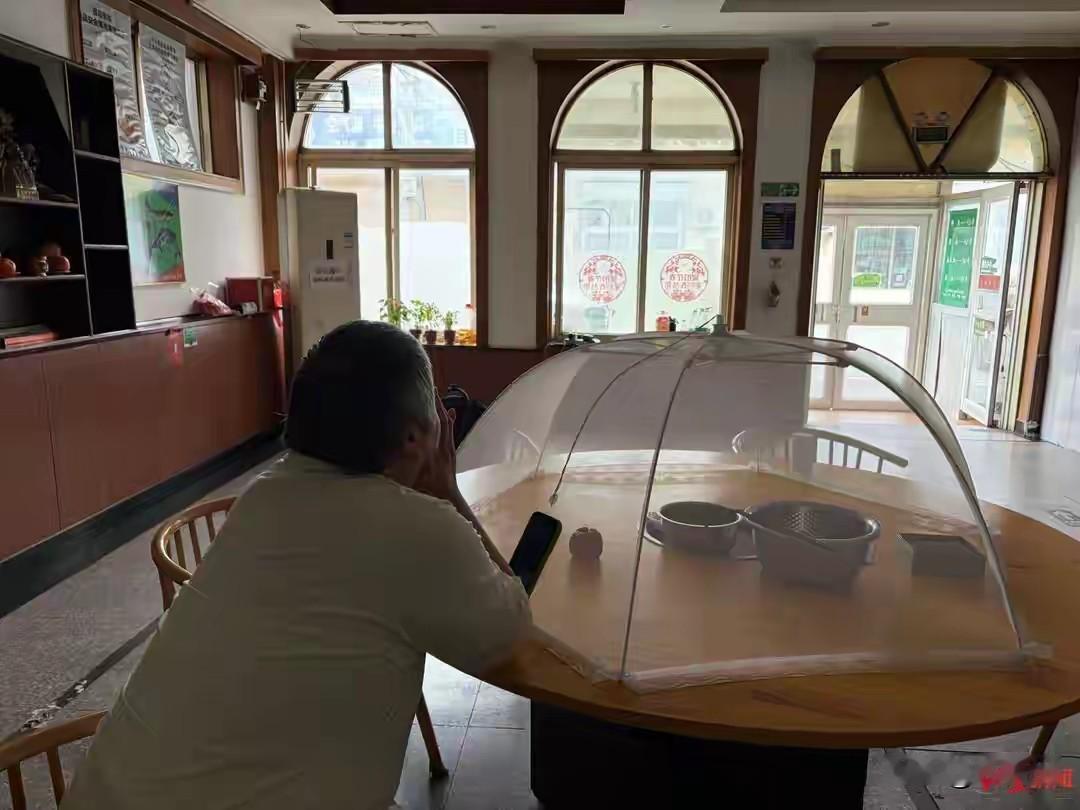 北大清华高材生会分不清鹅腿和鸭腿吗？
陈阿姨从“水果阿姨”到“鹅腿阿姨”，是无数