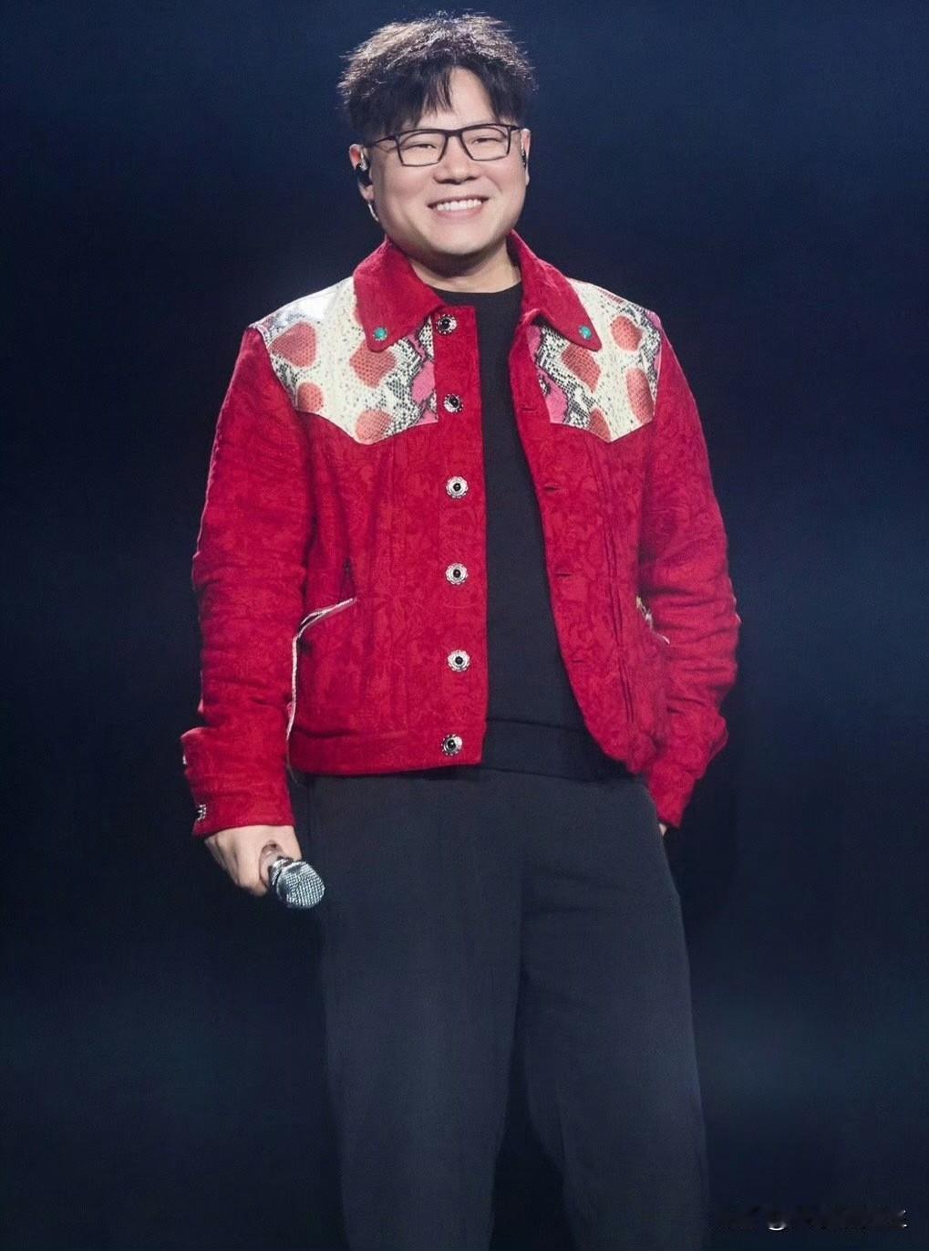 岳云鹏的演唱会 ，
观众到底在听什么。
我问我姐妹，岳云鹏一个说相声的，怎么演唱