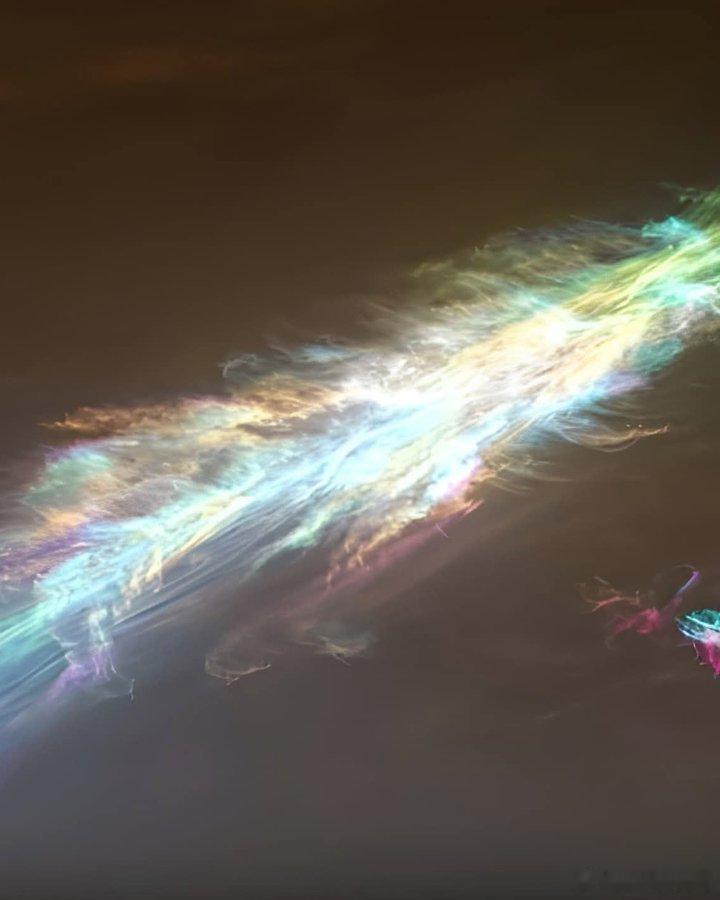 NASA的“好奇号”漫游车捕捉到了火星上最令人叹为观止的景象之一：闪烁着、呈彩虹