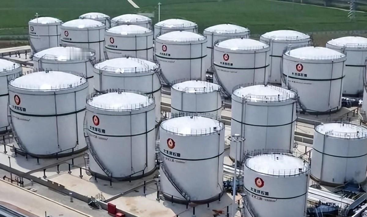 白宫椭圆形办公室最近多了一份绝密简报，据说让五角大楼和一众顶级智库都急得直拍桌子