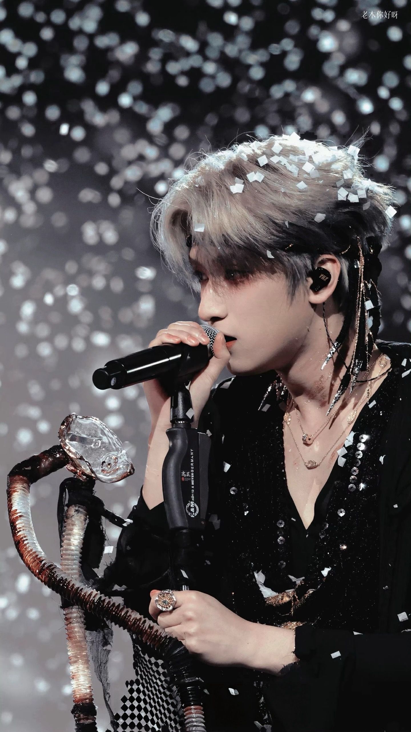 严浩翔录音话筒遮脸照严浩翔忙碌的一天 严浩翔忙碌的一天，严浩翔录音话筒遮脸照，咱