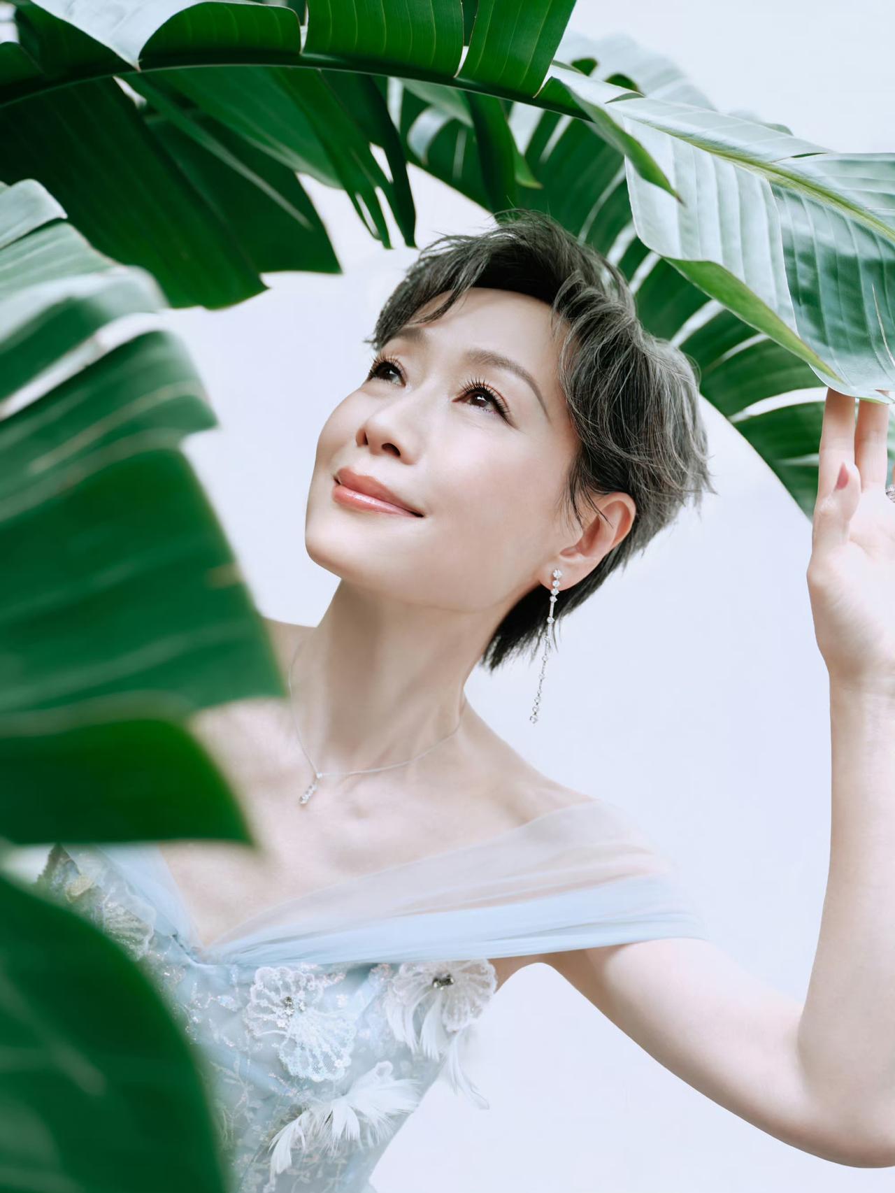 2026湾区升明月……
叶童说：这一次，牵着手，赴一场光影与歌声的约定，唱一首温