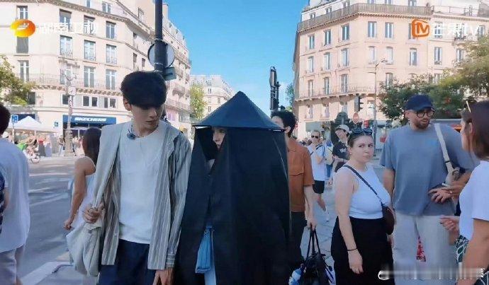 毕雯珺[超话]张予曦毕雯珺 你俩差不多得了 毕雯珺想举例化妆翻车，张予曦喊大名警