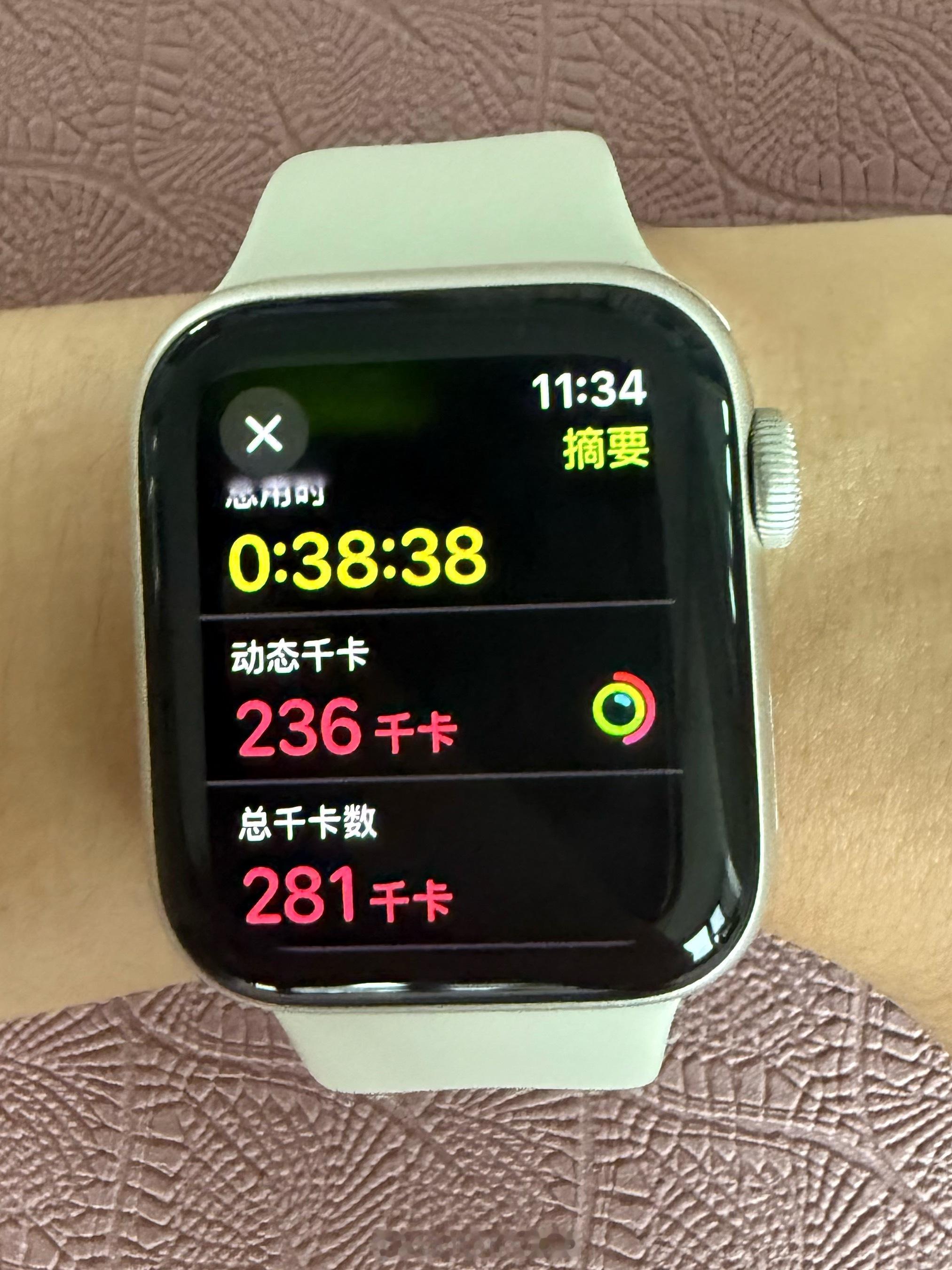 早安今天的！最后的波比跳啥的坚持不了了换成了高台腿开合跳啥的今天刚好一个月小小对