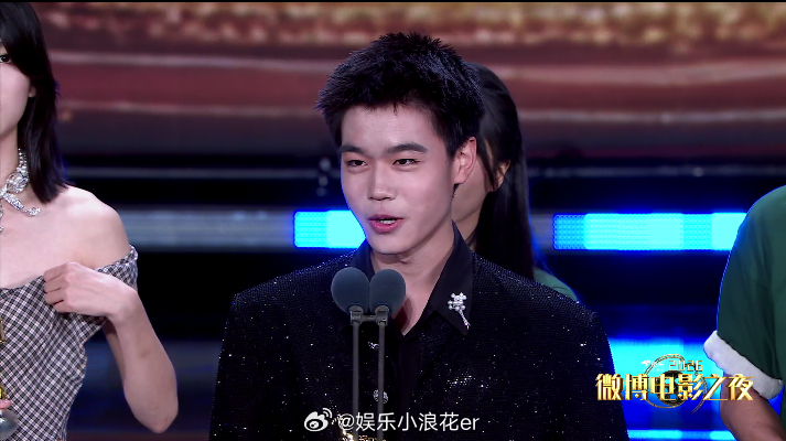 张若昀给韩昊霖比心 可爱！！！ 