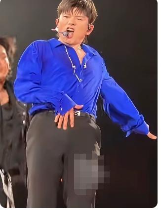 为什么歌手张杰不能安安静静地站在舞台上唱歌？他非要做出那么夸张的表情和动作吗？他