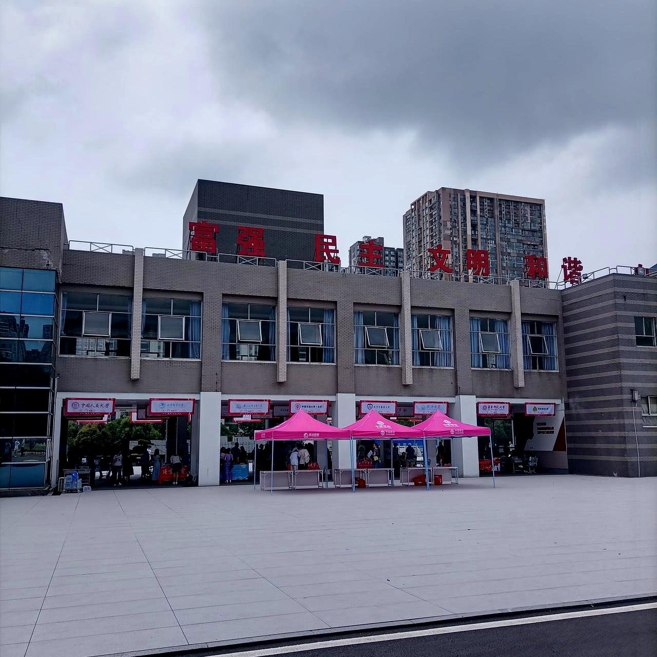 50斤行李扛进校门，这一幕把我直接拉回现实。
河南开封一位姑娘，高考593分，去