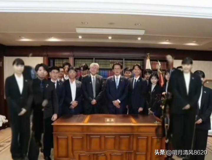 和空桌子合影   黄国昌创台外交史笑话

近期，因日本首相高士早苗涉台错误言论，