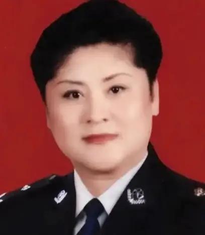 1988年，女警王玉荣结束卧底任务未换警服，遭两名壮汉强行塞进出租车，脖子被歹徒