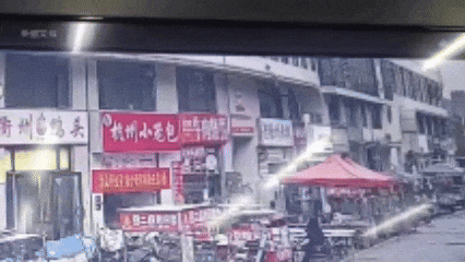8月23日光明网报道，两岁小姑娘意外从楼上掉下来，过路大哥冲上前伸手去接：人没稳