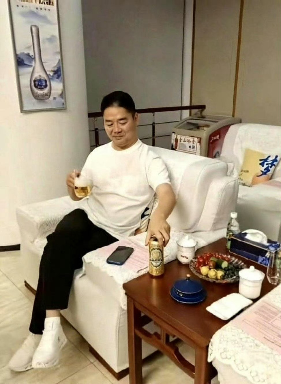 刘强东不仅跟快递小哥们喝点，在家也喝点，墙上还贴有酒的海报，看来每个人喜欢的东西
