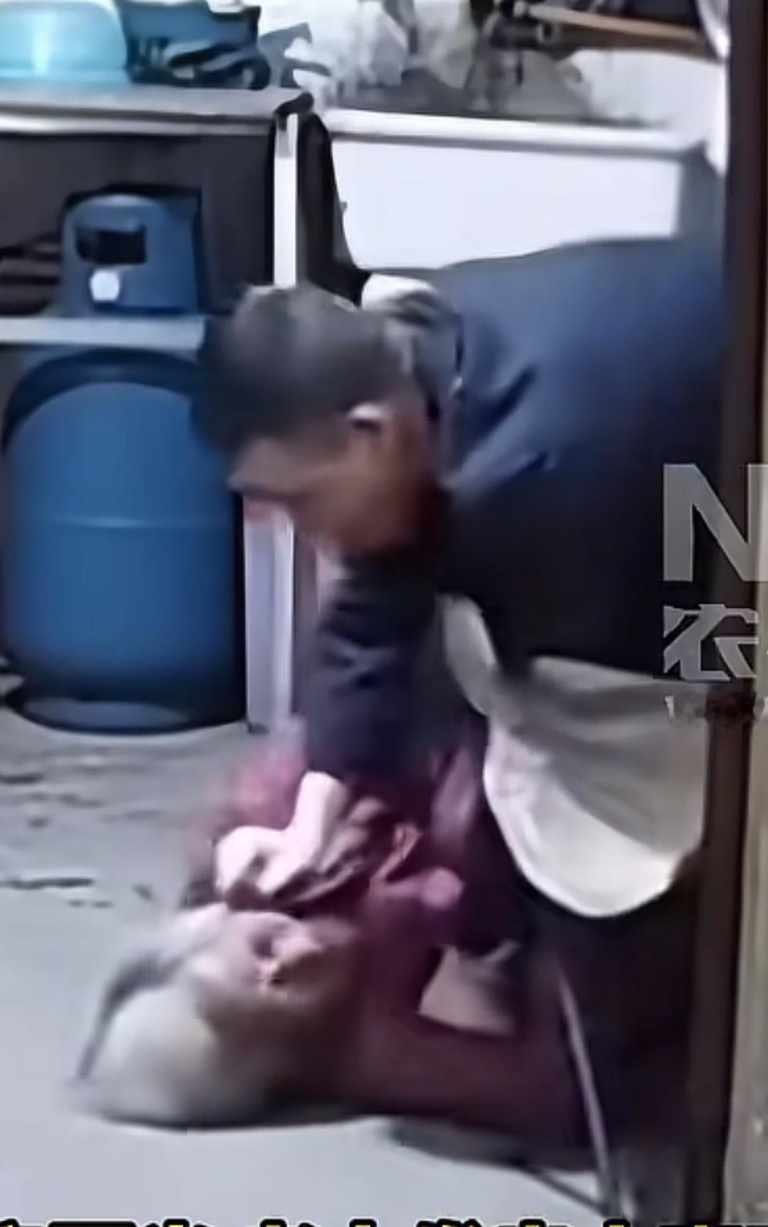 泪目！
江苏武进一男子竟因琐事对93岁老母亲大打出手。
男子恶狠狠地扇母亲耳光，