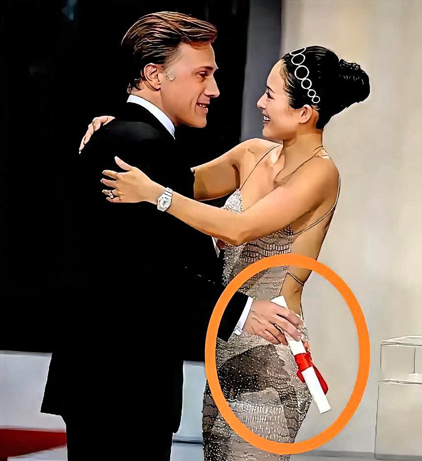 惊呆！章子怡主动拥抱被婉拒
红毯上她笑盈盈主动上前
外国男士手悬空全程不触碰
距