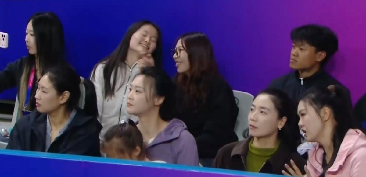 魏秋月，张常宁，颜妮，林莉，惠若琪等五位里约奥运会冠军，现场观看女排超级联赛第二