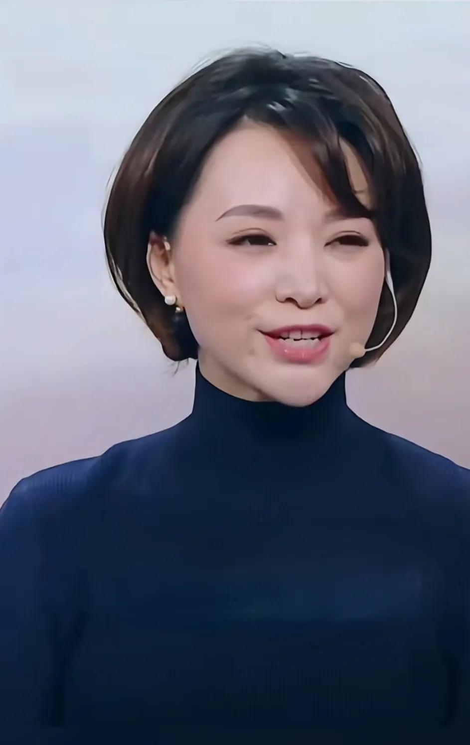 董卿重磅回归，大气出场，温文尔雅，再一次华丽转身，期待新的身份惊艳出现。金子到哪