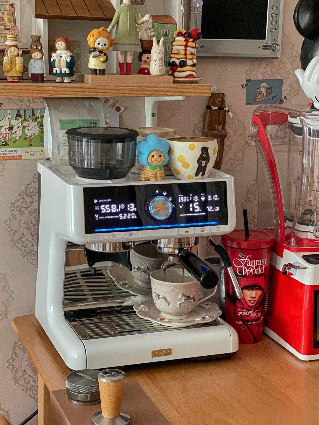 新周快乐！姐妹们[微风]早上送完孩子，路过面包店买了开放式三明治，回家做一杯拿铁