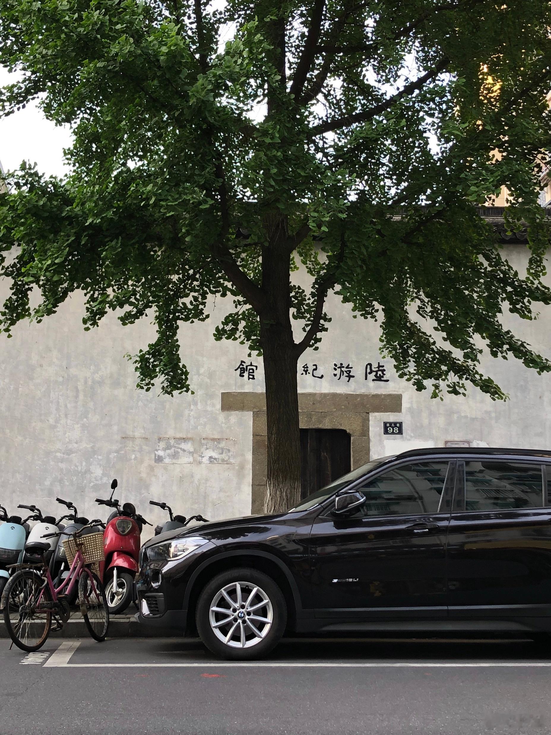 很多女人到了三十岁以后才突然发现自己这一生，好像一直都在取悦别人小时候想当“懂事