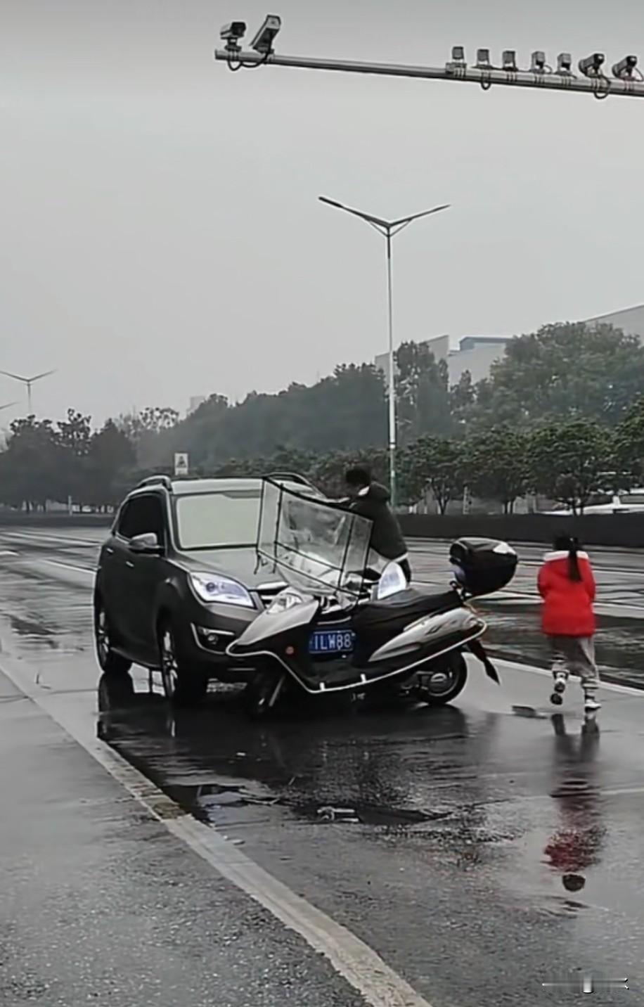 雨天，司机开车溅行人一身水，行人很是生气，追着车辆不放，当着孩子的面，不停地砸车