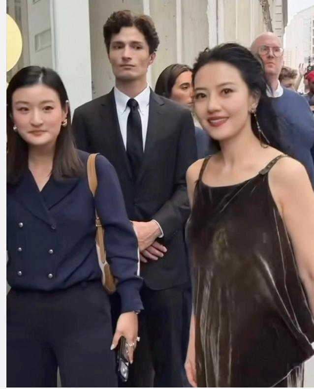 高圆圆纽约时装周生图穿搭介绍，这套造型走复古松弛的贵气路线，完全没有刻意凹造型的