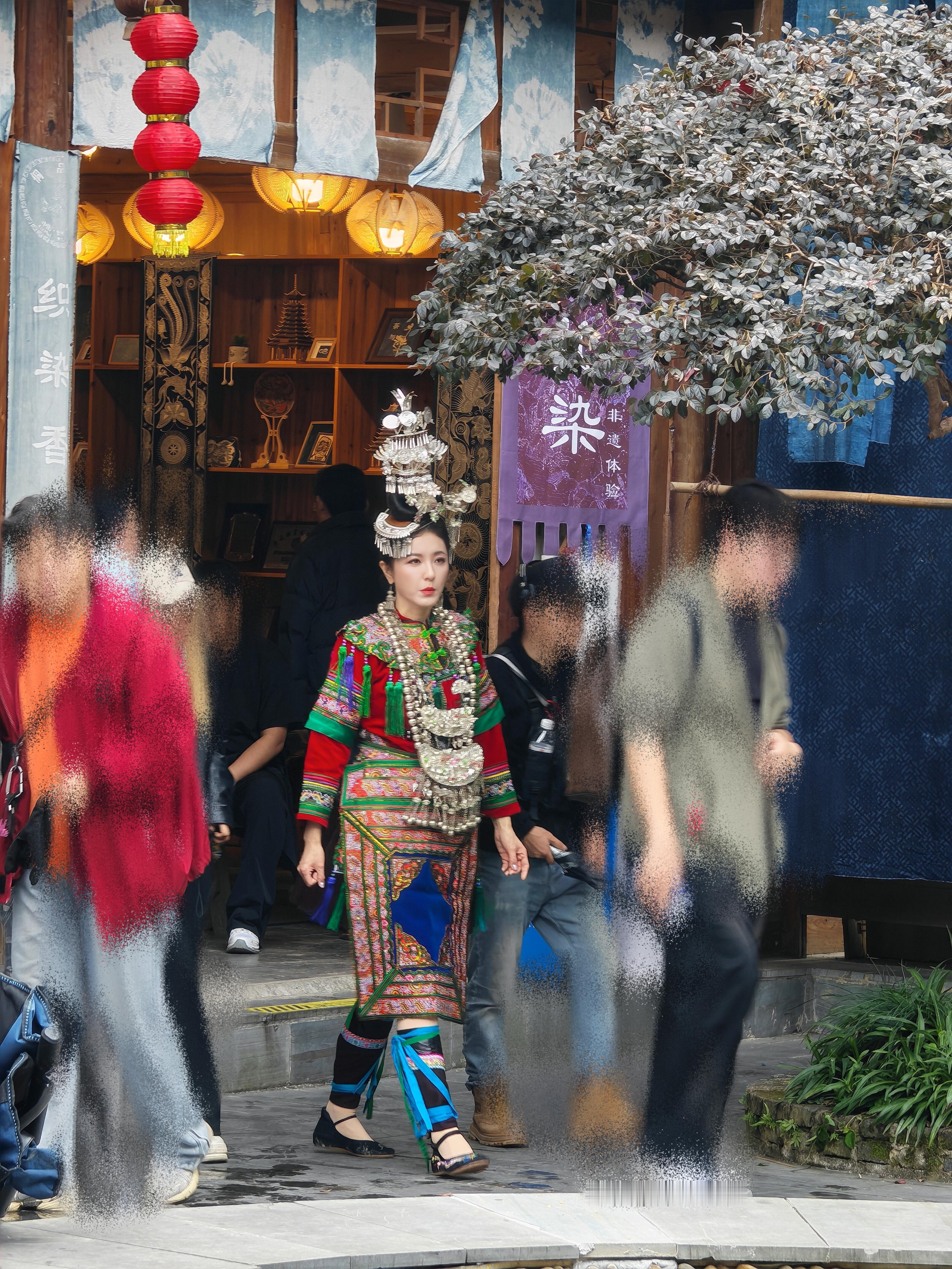 肇兴侗寨偶遇曾黎 寨中偶遇惊喜，烟花映照笑语。新年气息满屏涌，明媚笑容化初春暖意